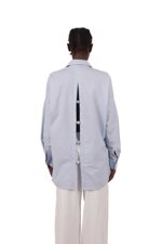 camicia-con-dettagli-cut-out-sul-retro-e-pietre-in-resina