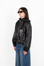 giacca-in-nylon-leggero-effetto-bagnato