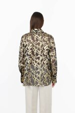 camicia-in-seta-con-motivo-dorato-e-polsini-a-campana