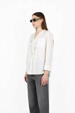 camicia-senza-bottoni-scollo-a-v