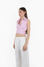 top-senza-maniche-con-colletto-intrecciato