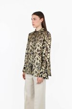 camicia-in-seta-con-motivo-dorato-e-polsini-a-campana
