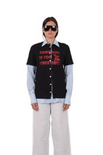 t-shirt-con-bottoni-frontali-e-camicia