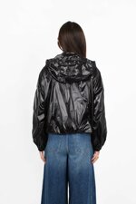 giacca-in-nylon-leggero-effetto-bagnato