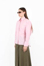camicia-con-dettaglio-aperto-sul-retro