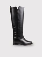 boot-with-internal-wedge-and-v-cutout-detail