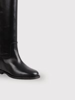 boot-with-internal-wedge-and-v-cutout-detail