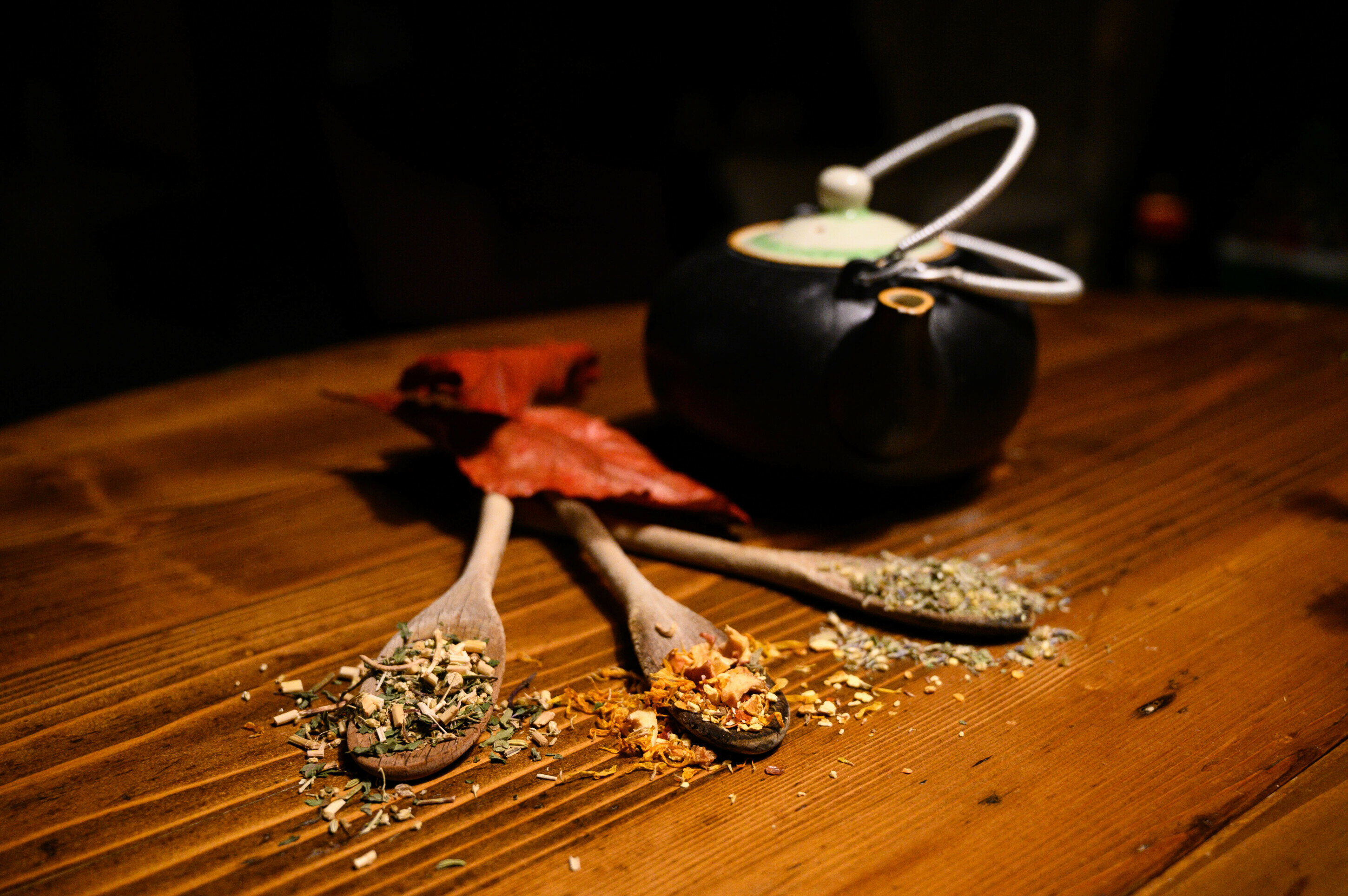 Tisane Sari per l’autunno: gusto, benessere e slow living sotto il plaid Tisane Sari per l’autunno: gusto, benessere e slow living sotto il plaid