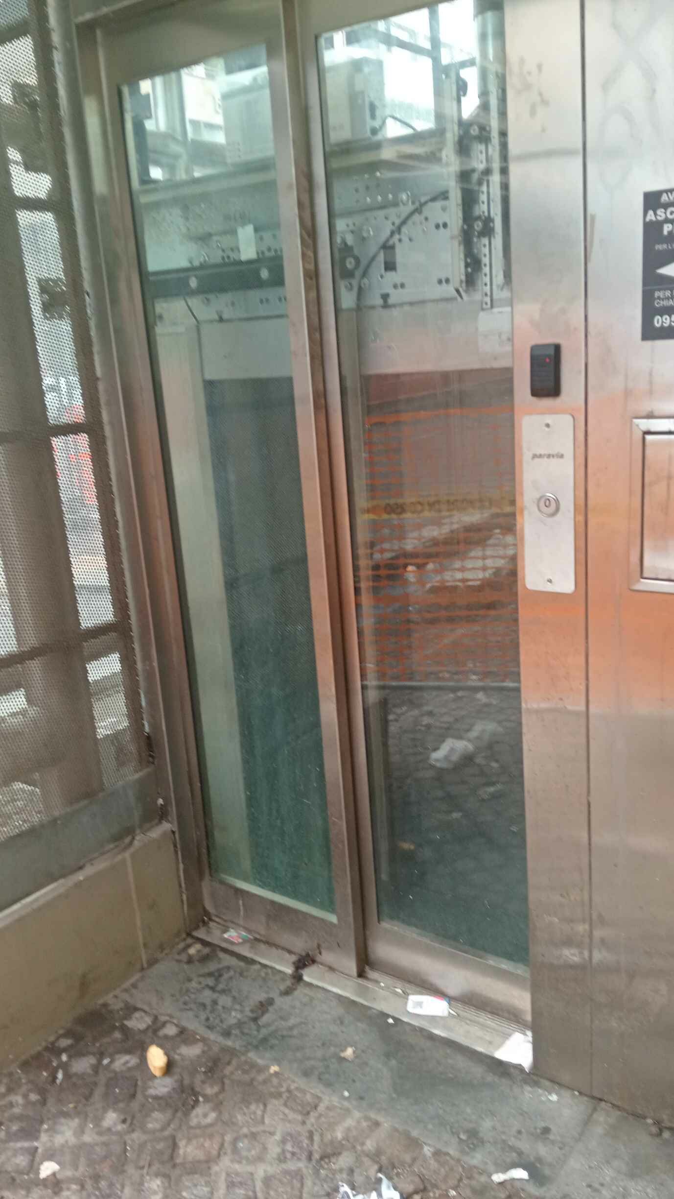 FREE GREEN: Metropolitana fuorilegge. Muro invalicabile per i diversamente abili.