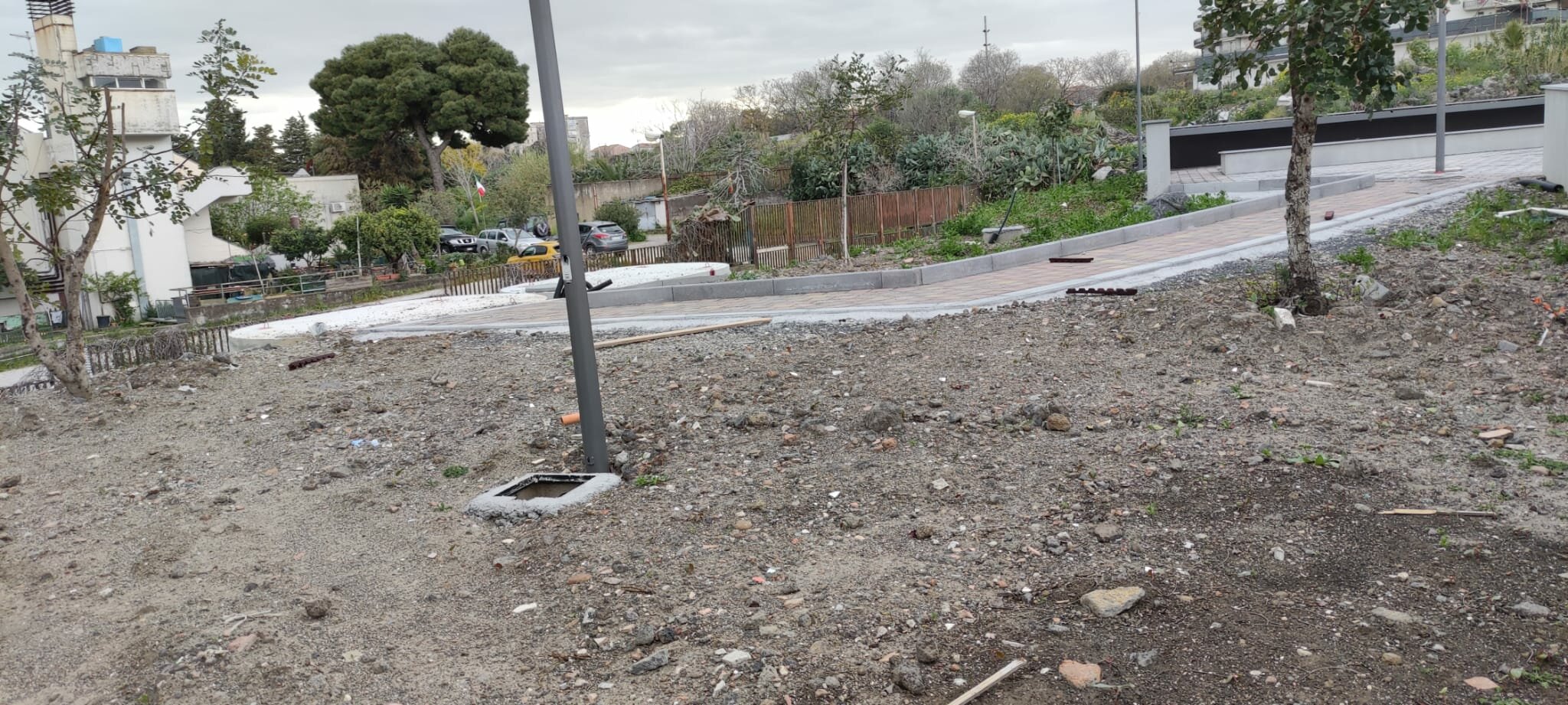 Piazza Gaetano Marletta in costruzione. Lavori fermi da settimane e tombini (mancanti) pericolosi.