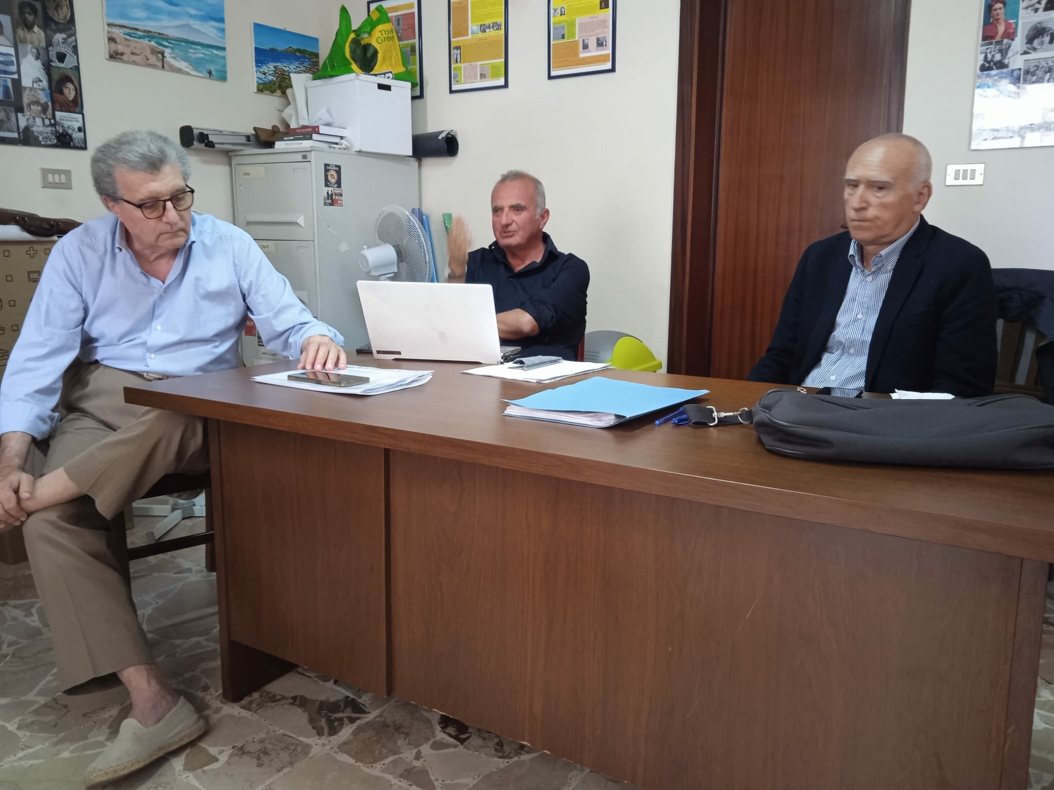 Volerelaluna presenta il dossier aeroporto Volerelaluna presenta il dossier aeroporto