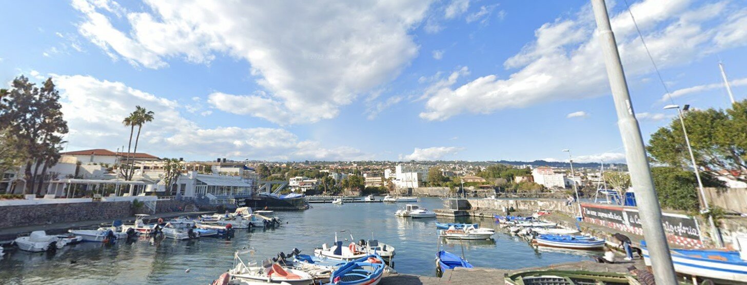 Degrado del porto di Ognina e inerzia del sindaco Trantino: inquinamento ed incuria distruggono l’antico porto Ulisse.