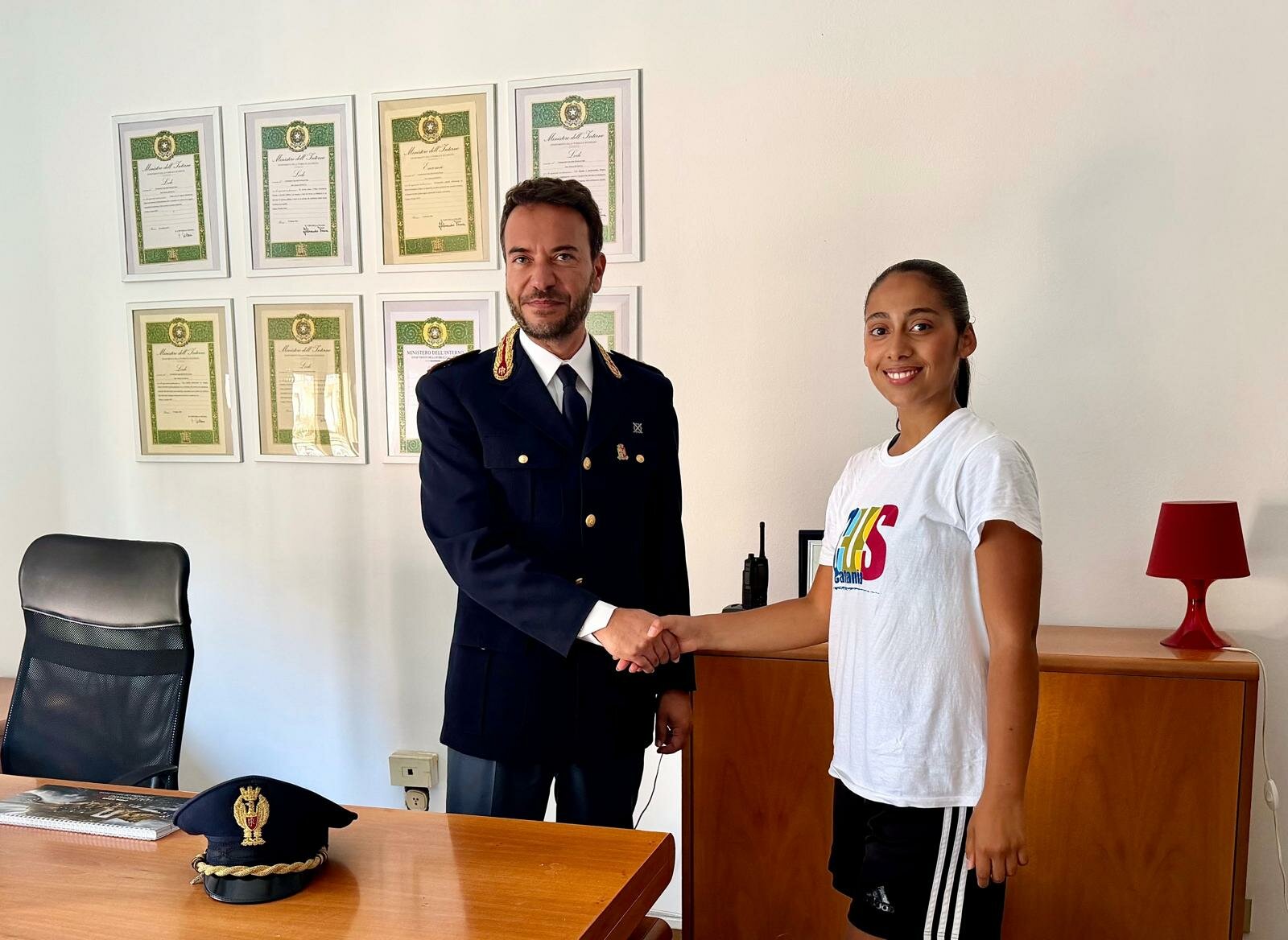 Trova 500 euro allo sportello bancario e li consegna alla polizia di stato: denaro restituito al legittimo proprietario