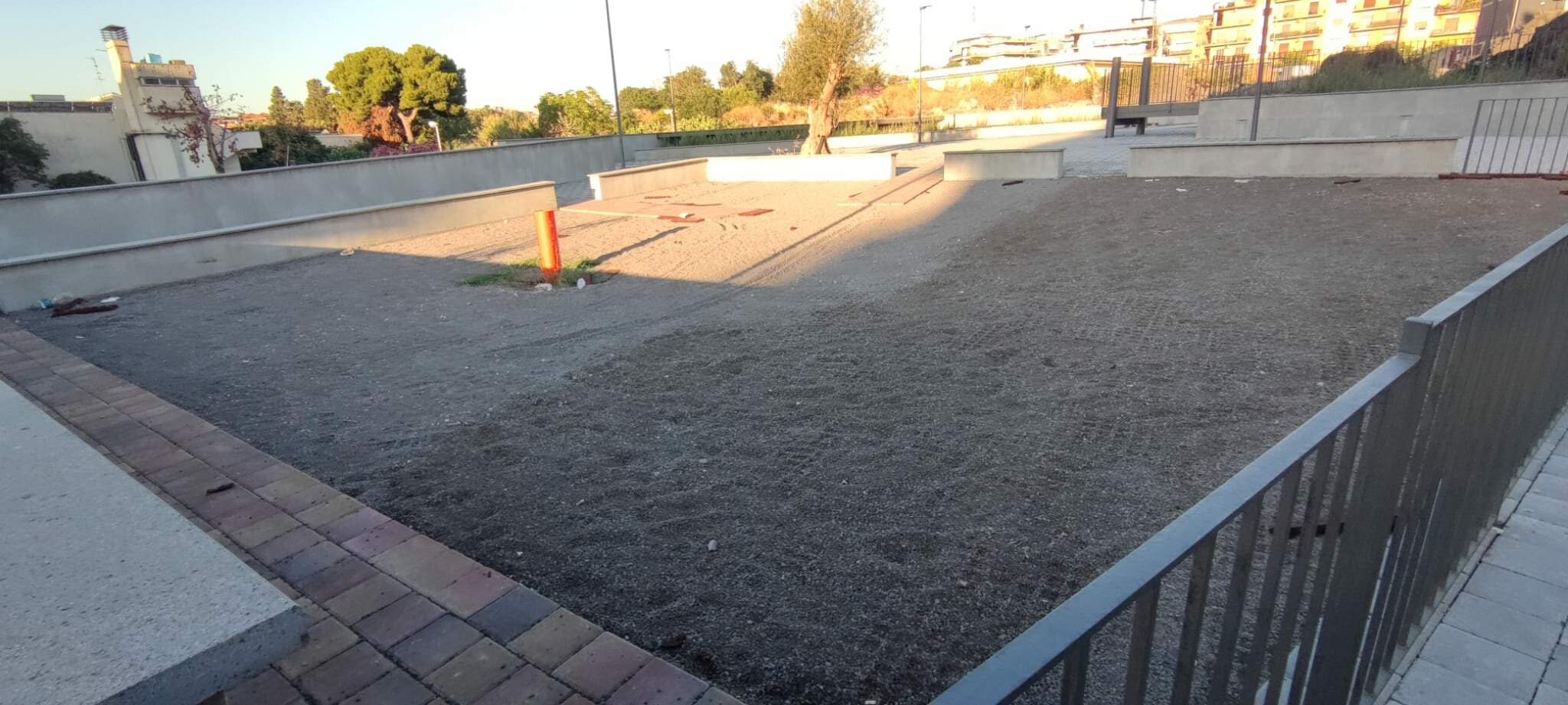 Piazza Gaetano Marletta, finito di distruggere e rubare il pavimento anti trauma. Piazza Gaetano Marletta, finito di distruggere e rubare il pavimento anti trauma.