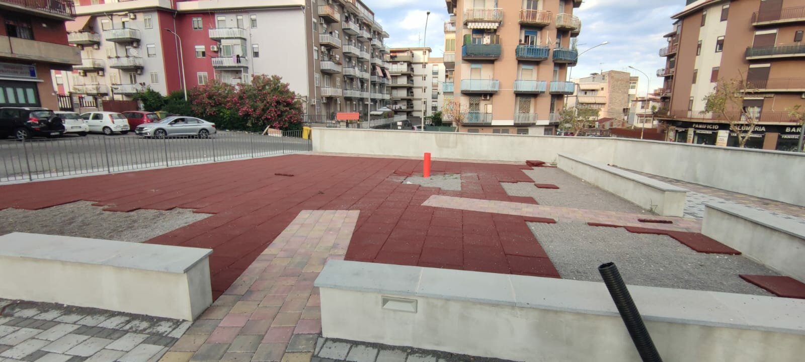 Catania, nuova piazza mai finita ma già KO. Lavori fermi da mesi. Catania, nuova piazza mai finita ma già KO. Lavori fermi da mesi.