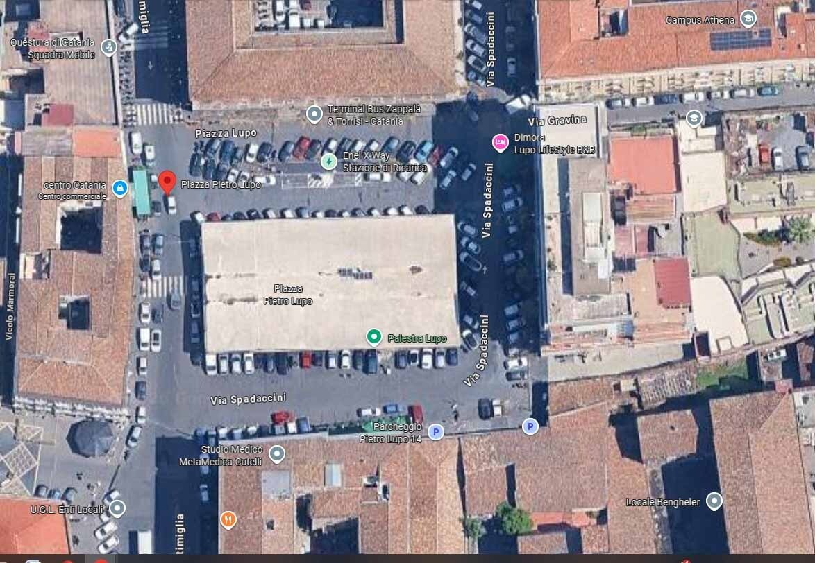 La nuova piazza Lupo: distruggere socialità giovanile per creare una nuova isola di calore.