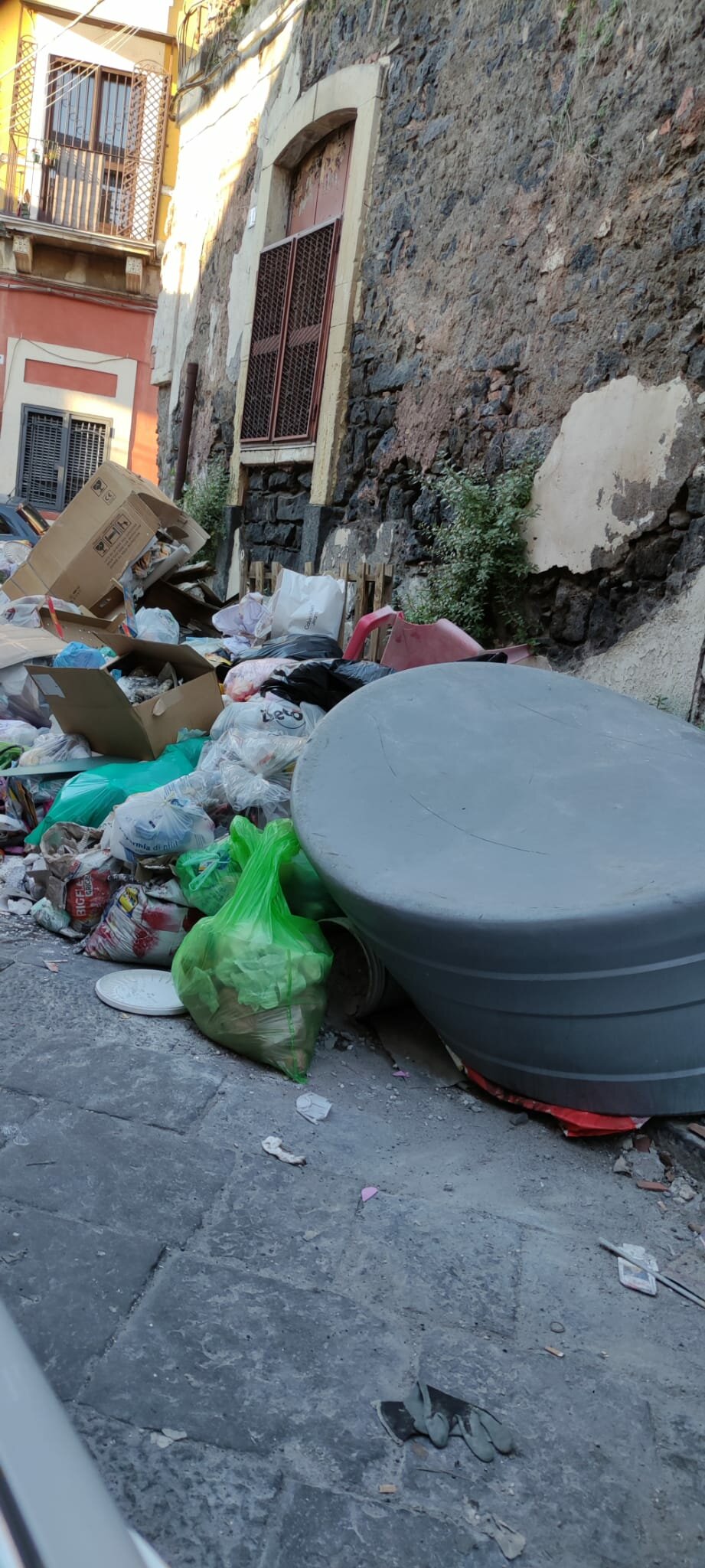 RIMOSSO FINALMENTE il cumulo d’immondizia non raccolto da settimane.