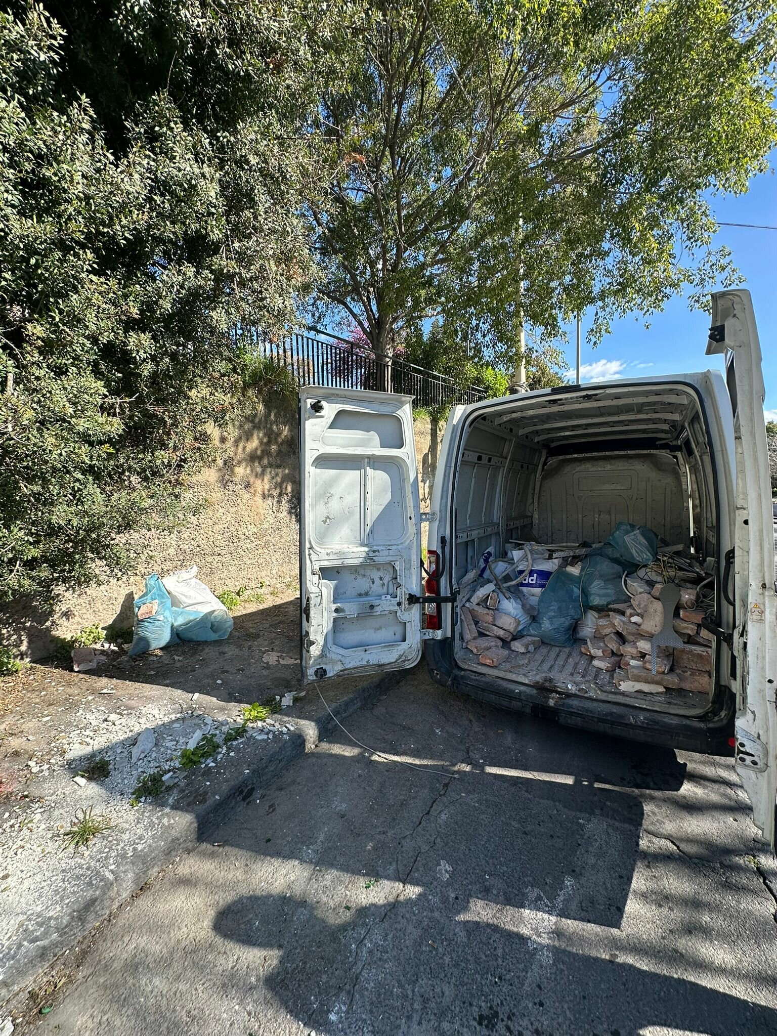 Guerra agli sporcaccioni. Polizia ambientale in azione a Catania.