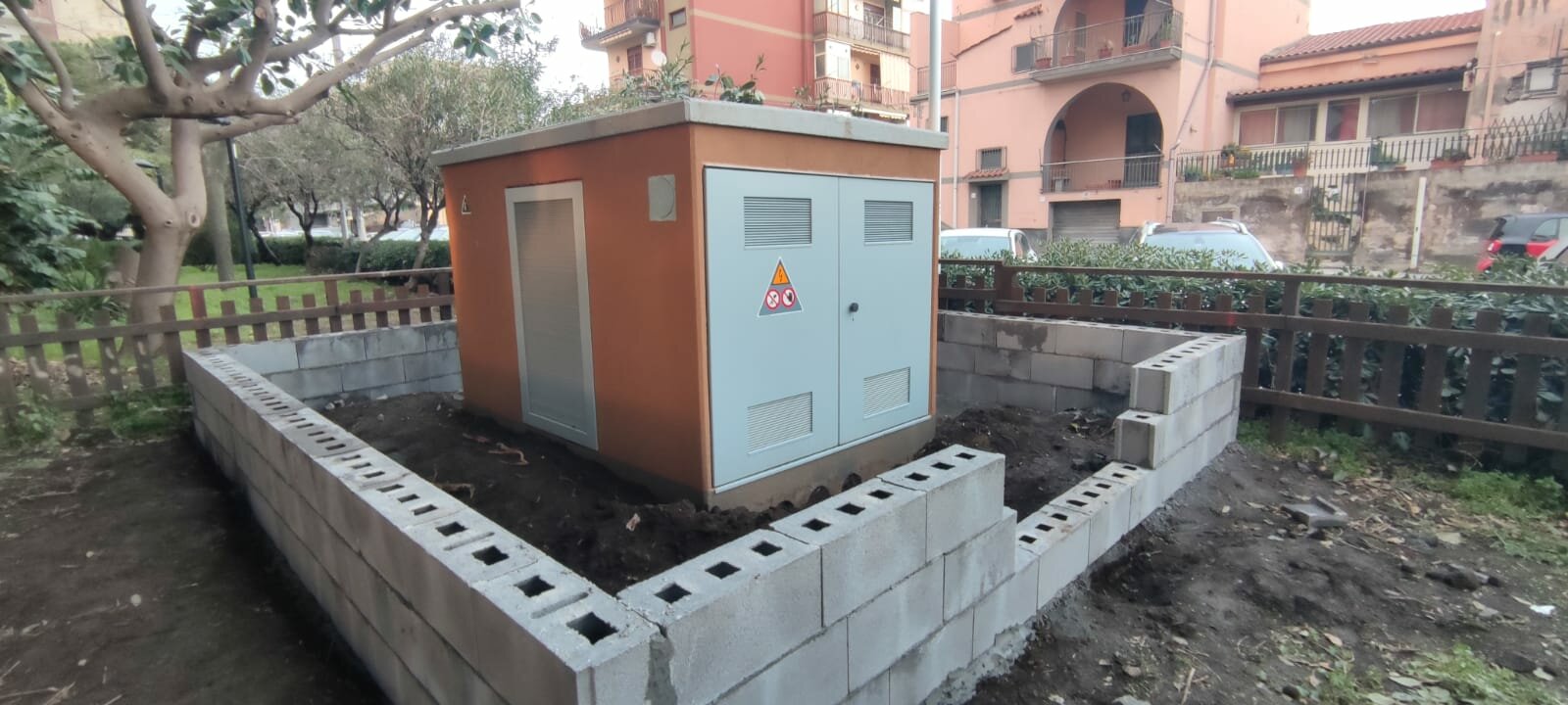 Parco Gambetta. Si costruisce un muro attorno alla cabina elettrica del Parco.