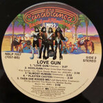 kisslove-gun1977