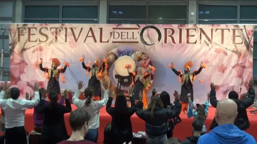 unesibizione-sul-palco-durante-il-festival-delloriente