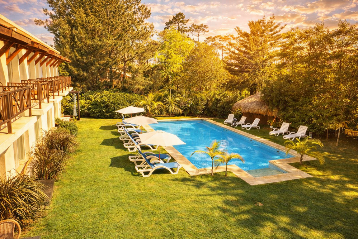 atardecer piscina hotel petiti chateau en punta del este