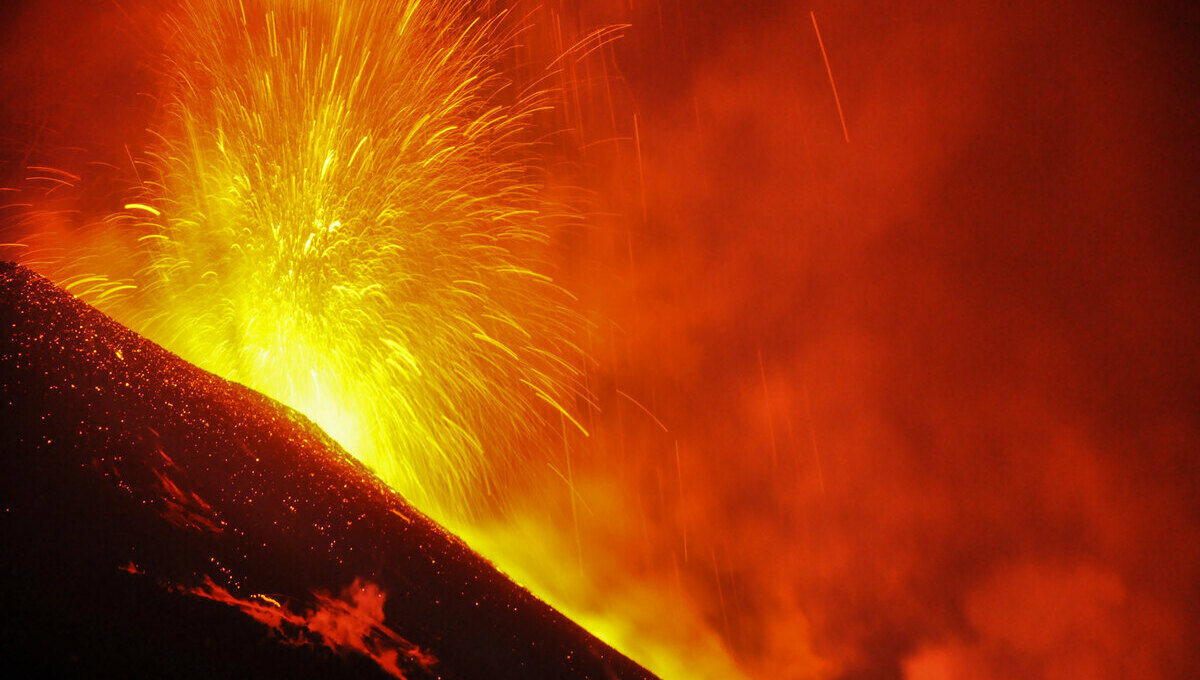 Le fontane di lava dell&rsquo;Etna si fanno sentire anche nello spazio