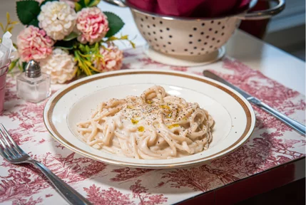 La CacioRava, un omaggio vegano alla Cacio e Pepe. Un piatto imperdibile e amatissimo!