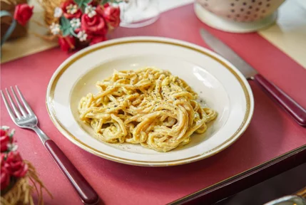 La nostra CarboRava, un omaggio alla carbonara in versione 10% vegetale.