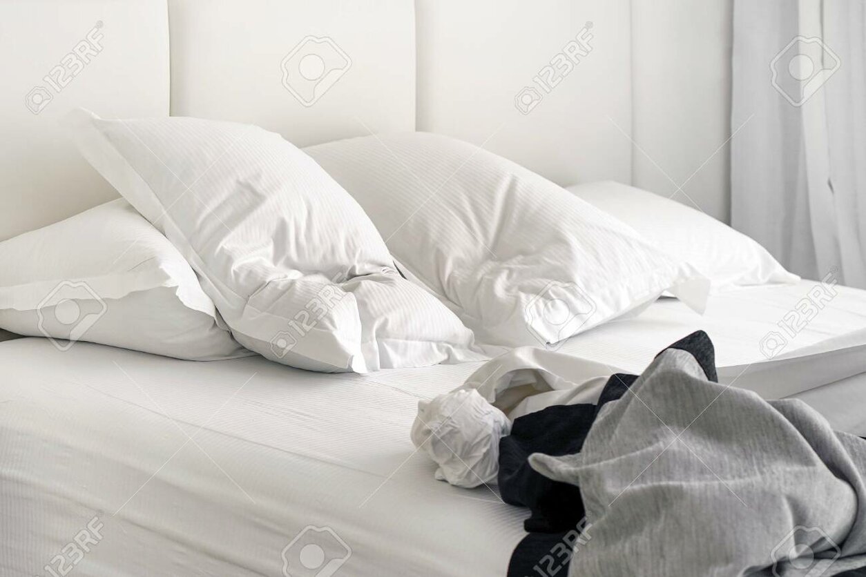 142668120-il-letto-sgualcito-in-albergo-primo-piano-del-letto-incompiuto-o-disordinato-dopo-una-notte.jpeg 142668120-il-letto-sgualcito-in-albergo-primo-piano-del-letto-incompiuto-o-disordinato-dopo-una-notte.jpeg