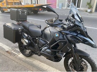 Moto BMW R1250 GS nera parcheggiata su strada