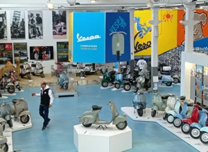 Interno del Museo Piaggio con esposizione di Vespe d'epoca a Pontedera