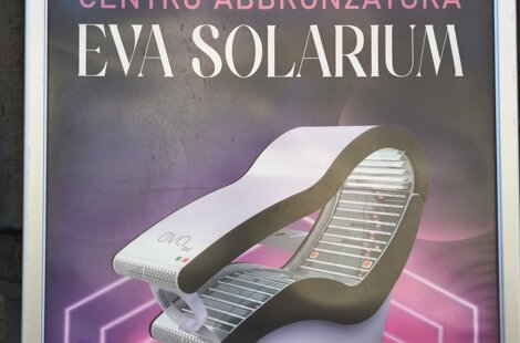 Manifesto Eva solarium con immagine del lettino abbronzante