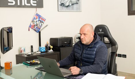 Davide Gastaldi in ufficio vendite auto