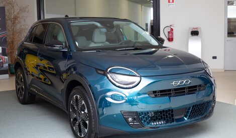 Nuova Fiat 600 2026 colore blu metallizzato
