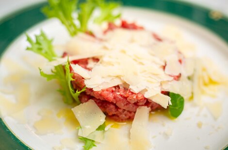 Battuta di fassona piemontese con scaglie di grana