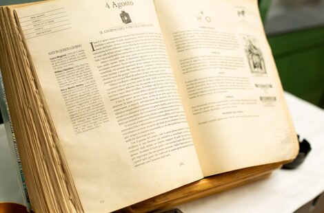 libro storico con almanacco del giorno