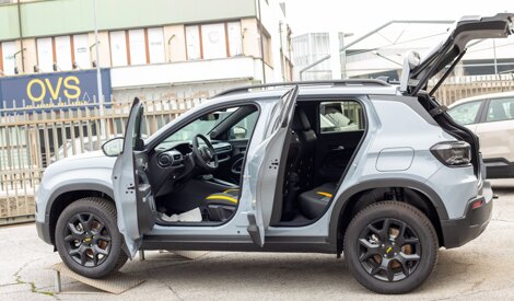 Jeep Avenger 4xe cerchi in lega in esposizione