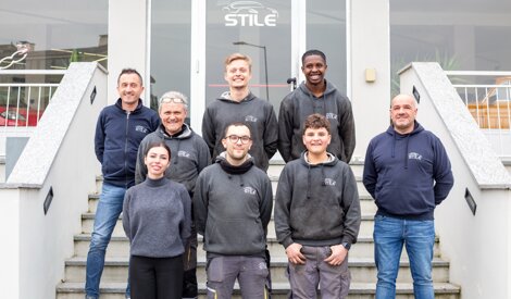 Staff meccanici e assistenza clienti davanti a ingresso Stile Srl con federico Panero e Davide Gastaldi