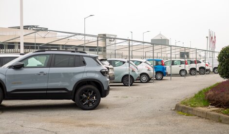 Esposizione di auto nuove e usate Jeep lancia Fiat e commerciali