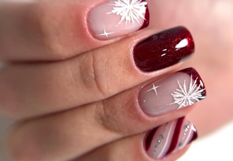 Nail Art, unghie bicolore e con decorazione floreale e brillantini