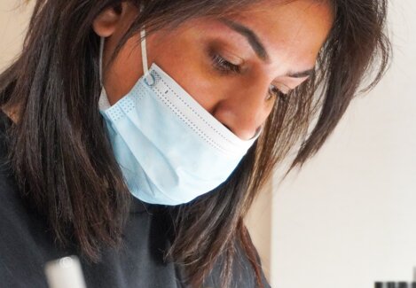 Elena Hoxa durante un trattamento nail art