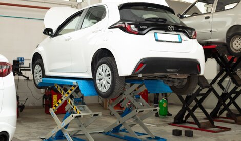 Toyota auto su ponte per il tagliando nell'officina riparazioni