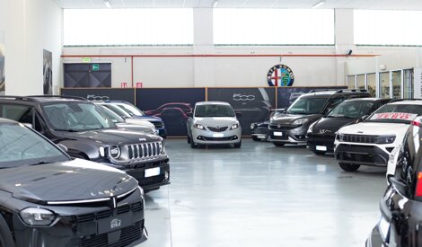 concessionaria Fiat Lancia Alfa Romeo Jeep Abarth ampia esposizione auto
