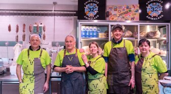 Il team di Valsusa Carni al banco della macelleria di Rosta