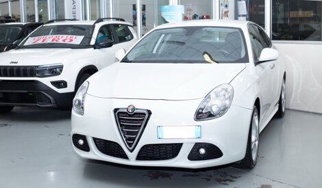 Alfa Romeo Mito in pronta consegna a fianco di Jeep a km zero