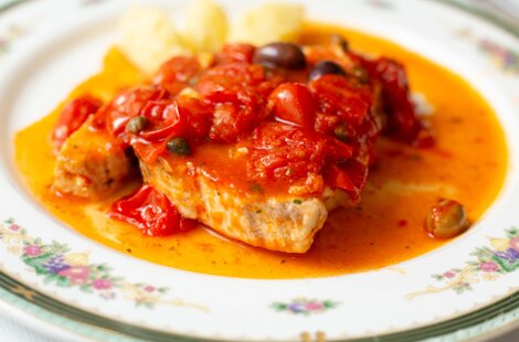 pesce spada in umido con pomodorini e olive