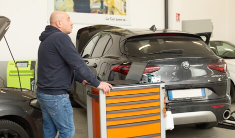 Davide Gastaldi con cassettiera Beta davanti a Alfa Romeo Stelvio e la scritta La Fiat siamo noi