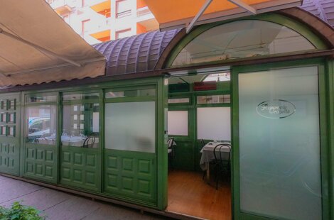 Dehor esterno per fumatori con la scritta Ristorante Crocetta