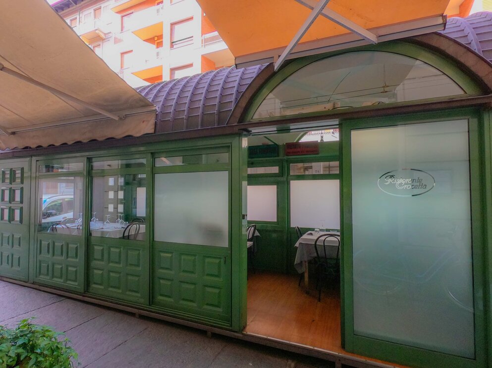 Dehor e sala fumatori del ristorante Crocetta